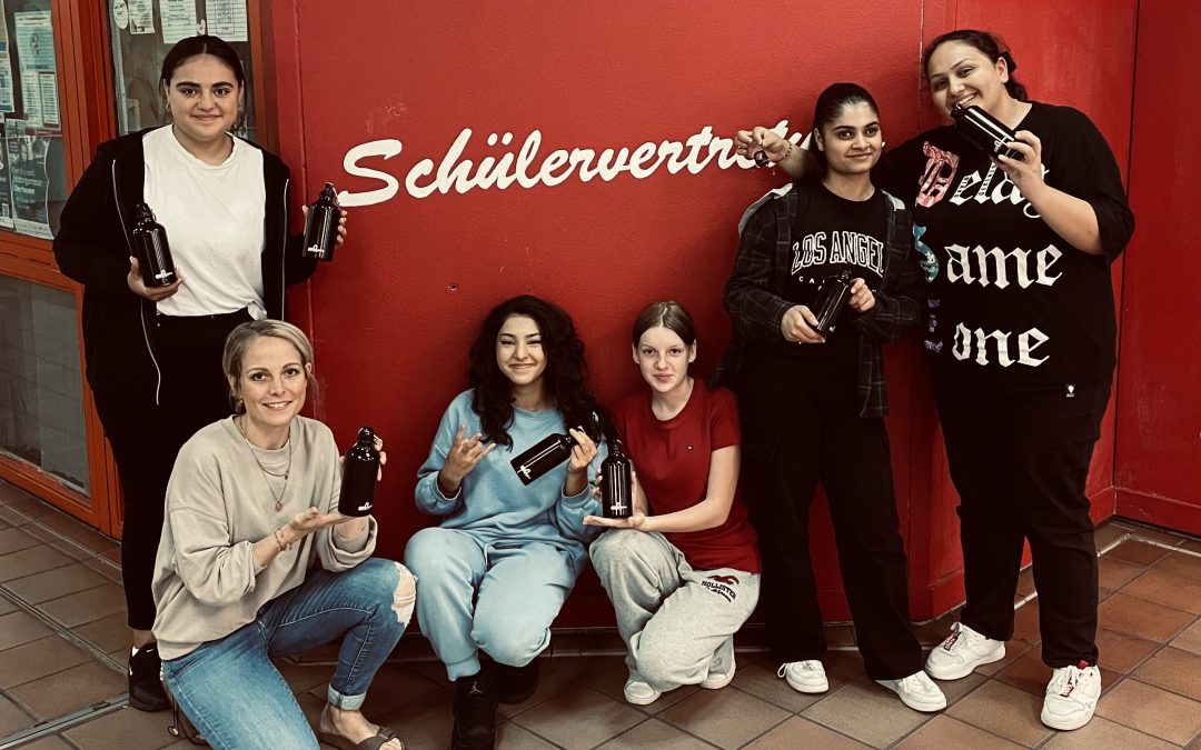 Förderverein verschenkt rund 1500 Trinkflaschen an Schülerinnen und Schüler